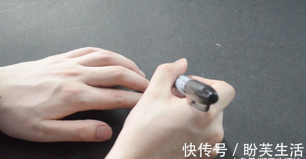 用旧的扑克牌别再扔了, 剪几刀, 粘在厨房里超实用, 人人见了都夸好