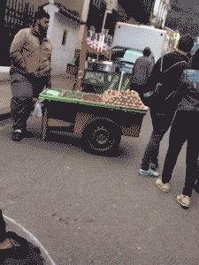 |搞笑GIF:骚年,抢一次镜头就好了,非要被打了才知道错