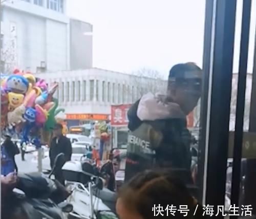 汉堡包|小男孩英语没考好,父亲惩罚儿子待在外边,看妹妹在屋里吃汉堡