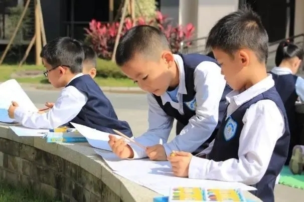 网红们|女子“浓妆艳抹”去接孩子,“佛媛”之后,“幼儿媛”又出现了?