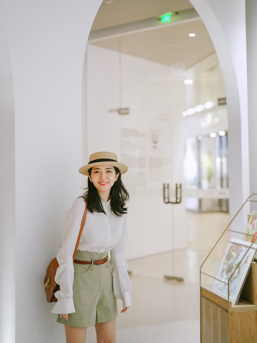 短袖|今夏怎么穿搭才时髦?短袖T恤搭配牛仔裤简约高级,秒变气质女神