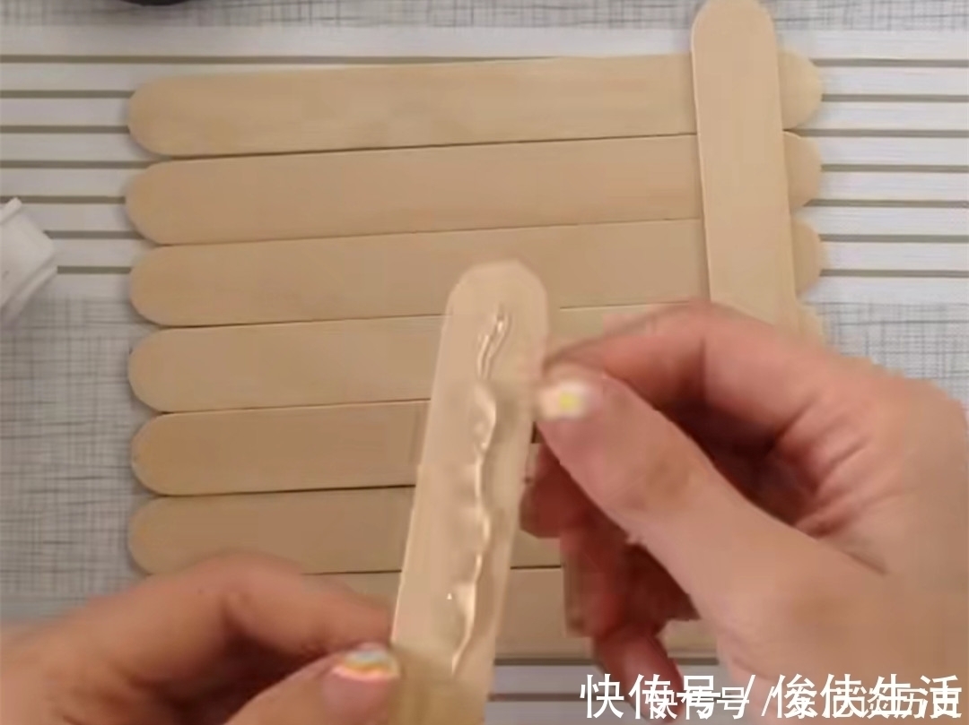 雪糕$美术生有多厉害?吃完的雪糕棍不扔,在上面随便画几笔,看到成品:真秀!