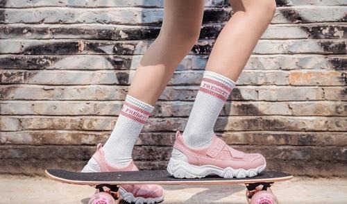 品牌 最佳女鞋品牌出现!有人说它外形丑,却年入360亿,力压安踏