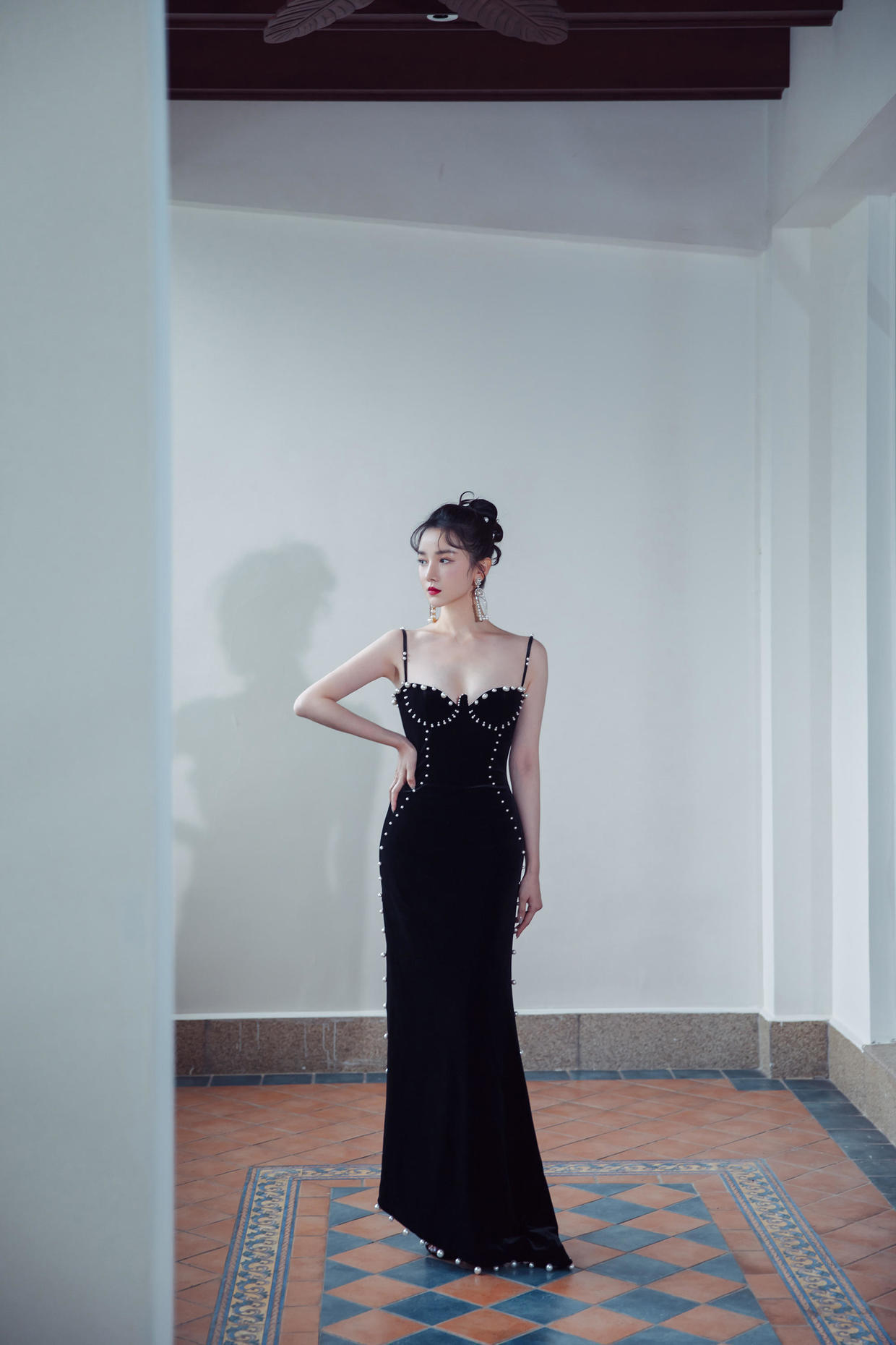 短裤|陈小纭为减龄又“费心思”了,宽松针织衫配绿色短裤,又美又耐看