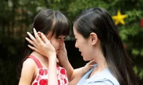 安全距离|6岁女孩非要和爸爸睡,一句话让妈妈哑口无言,性别教育刻不容缓