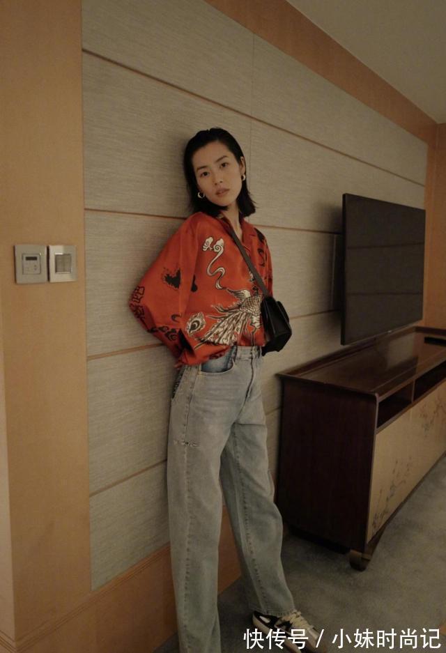 刘雯 刘雯衣品太高级,浅色牛仔夹克搭牛仔阔腿裤魅力四射,不愧是超模