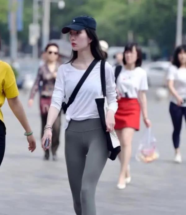 街拍:气质清雅动人的小姐姐,身穿休闲装,洒脱大气
