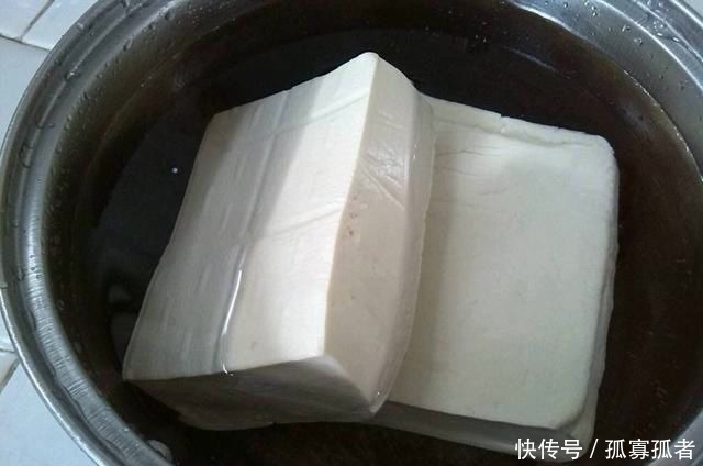 手感发黏|买豆腐时,碰到2种豆腐白送也别要,商贩我们家从来不吃