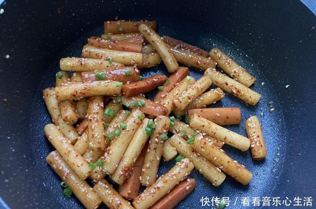 八月孩子迷上了这早餐,简单炒一炒就出锅,软糯Q弹,香辣过瘾