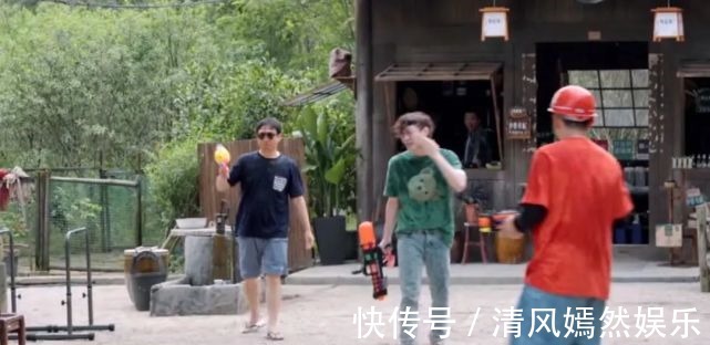 黄渤|张艺兴录制节目受欺负被黄磊追着打，被黄渤泼水，头发全湿透！