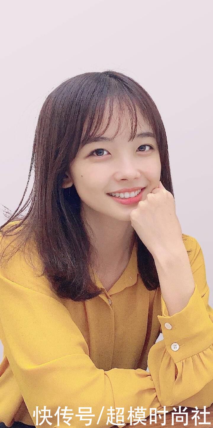 央视主持王冰冰汉服造型惊艳！穿白色刺绣汉服气质清纯，被夸绝美