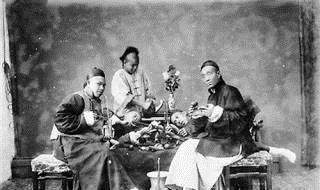 女子|13张老照片再现吸食鸦片的清朝百姓男子骨瘦如柴,女子媚态毕露