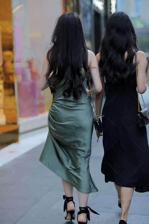 草绿色 红色的连衣裙，荷叶边的裙摆柔美减龄，无袖的设计清凉无比