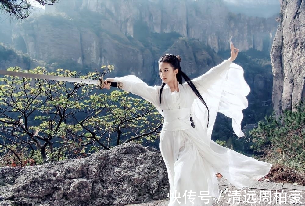 郭靖#黄蓉为什么不喜欢杨过?只因金庸删掉了1个重要角色,产生了漏洞