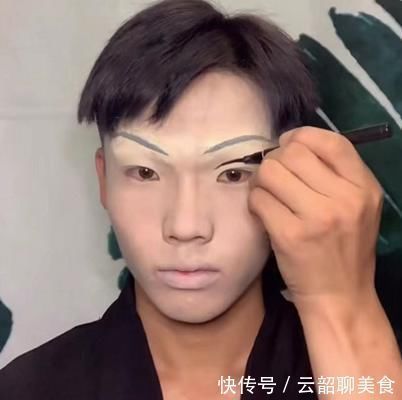 奈奈|美妆博主仿妆“巴卫”,开局粉底不要钱看到成品怪我眼拙