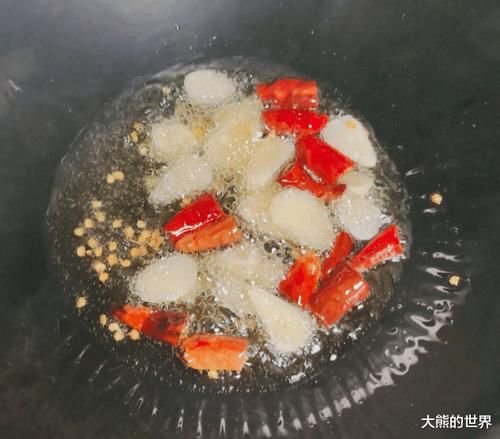 炒土豆丝，什么时候放醋，正确做法是先放醋，酸辣又脆爽