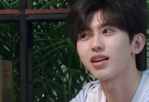 虞书欣现身《奔跑吧》看清出场方式，靠“亲戚”关系就是不一样