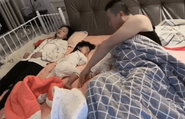 袄子|“女儿是亲生的,妈妈是送货的”,爸爸为女儿VS为媳妇盖被子火了