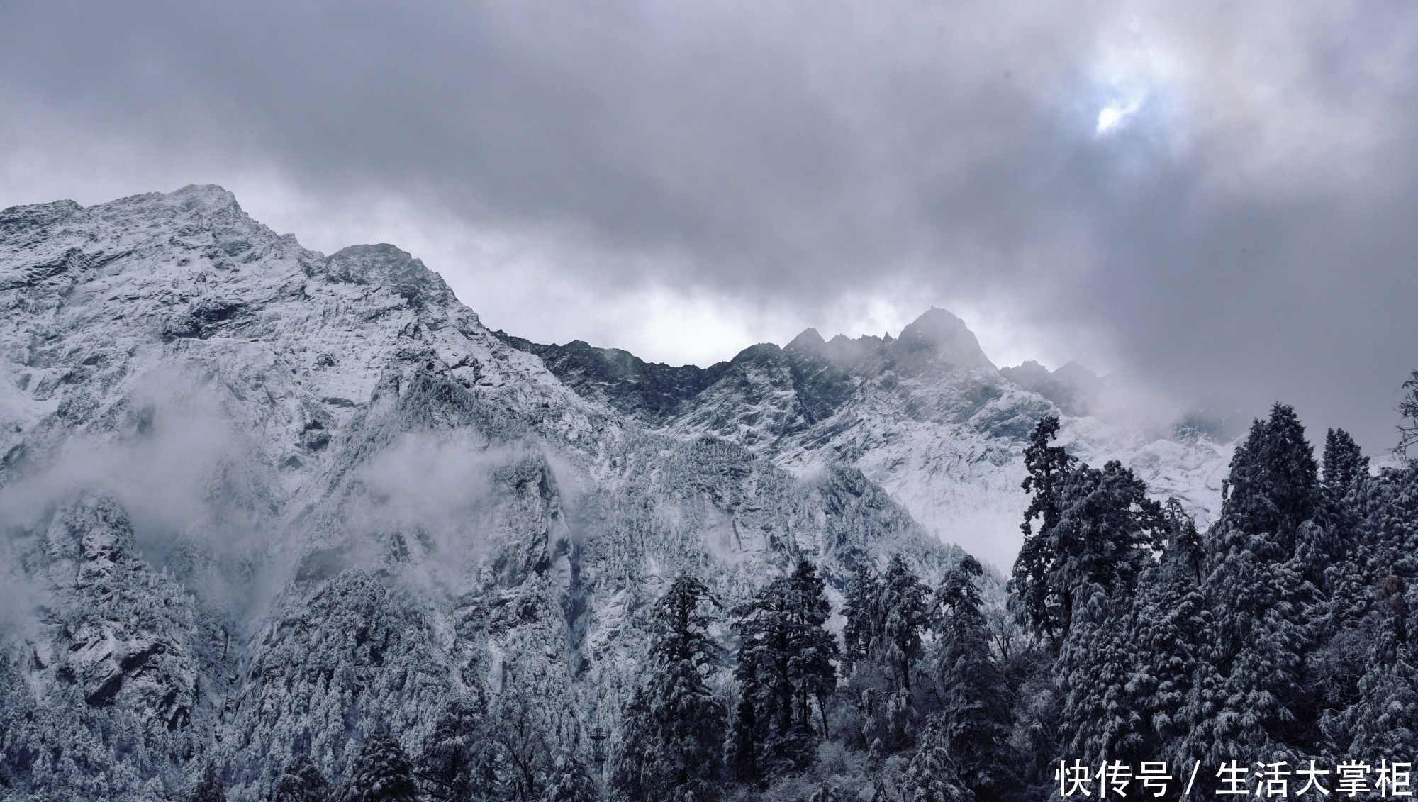 被15座6000米雪山包裹的红石滩，绵延二十多公里，就在四川甘孜