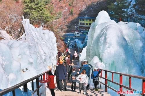 新春，积石山县大墩峡景区吸引了不少游客前来观赏游玩