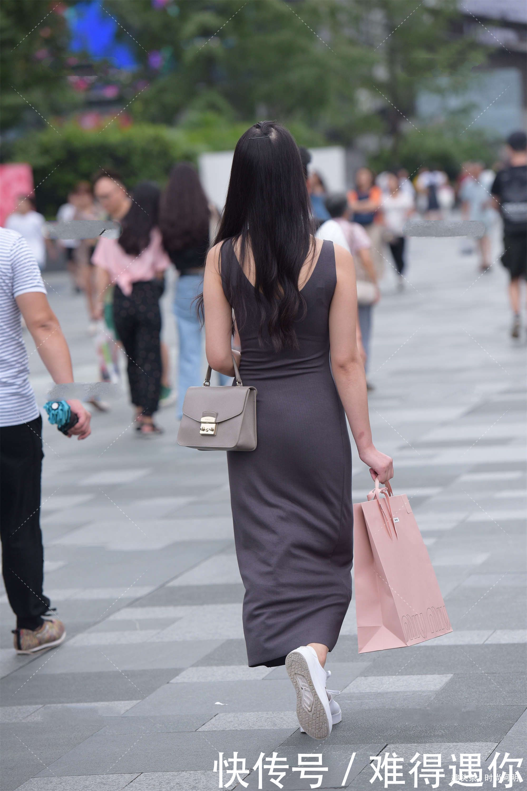 灰色针织连衣裙,效果十分正式优雅,也带有温柔休闲