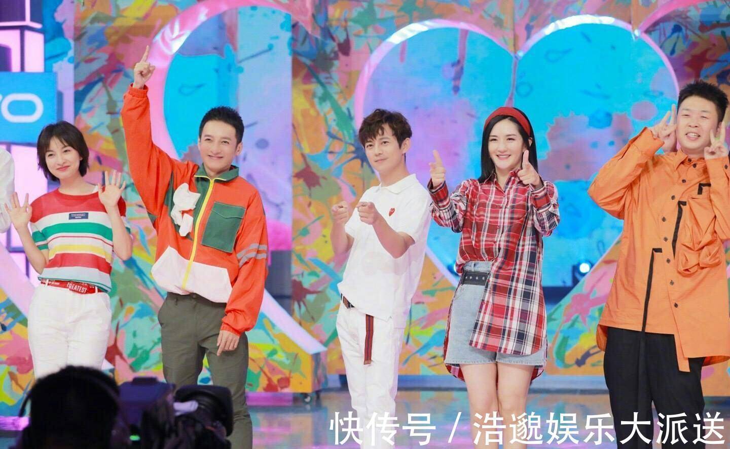 《新聞聯(lián)播》主持人為什么要低頭看稿他們手里的紙是干嘛用的