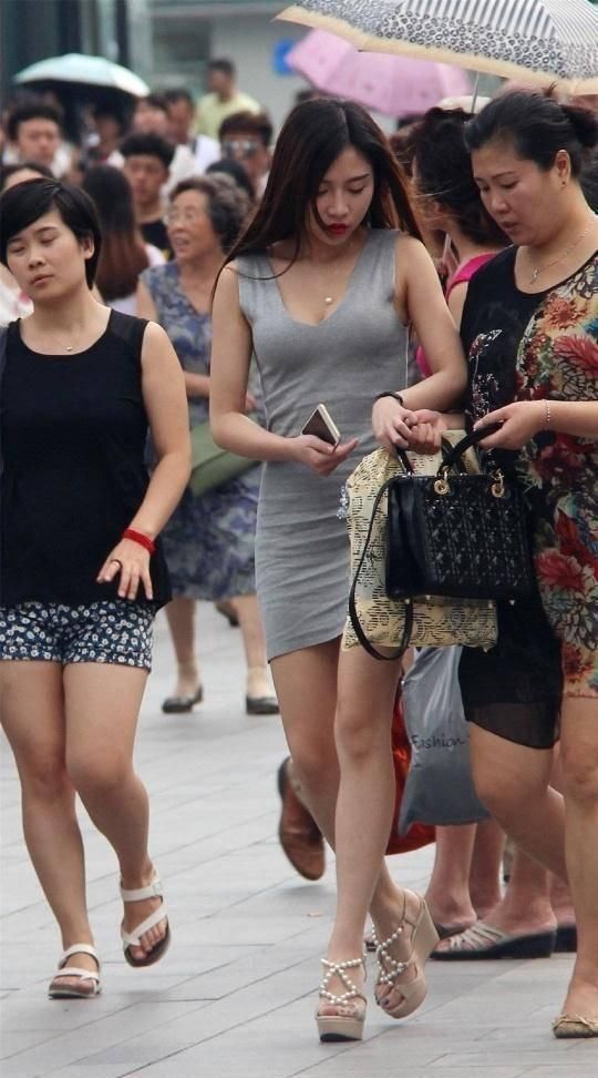 美女街拍一大一小逛街,网友给小的打90分,给阿姨打60分