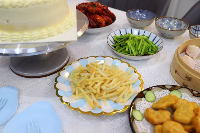 芦笋|孩子过生日,妈妈花一小时搞定一桌菜,网友:精致丰盛不浪费