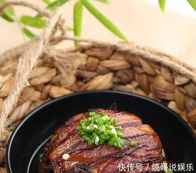  年关将至，今天咱们来说说年夜饭必备菜肴，我最爱的还是梅菜扣肉