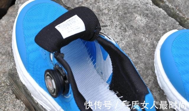 孩子们 这是一双适合中大童的跑鞋,轻弹透气,旋钮系带更方便穿脱!