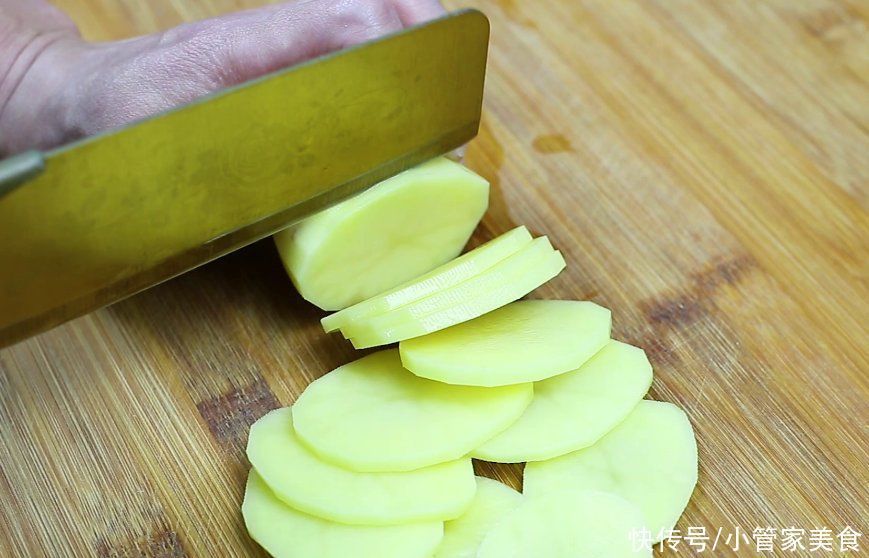 土豆片|土豆这样做实在太好吃了，招待客人做一盘，比大鱼大肉受欢迎