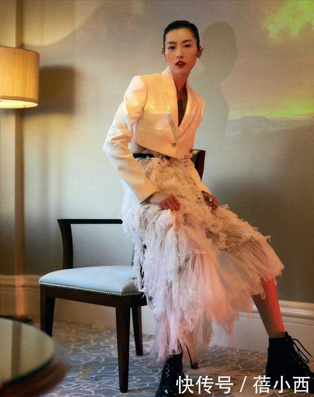 身材|刘雯的超模身材穿啥都合理,羊羔毛皮外套配运动套装,气场开挂