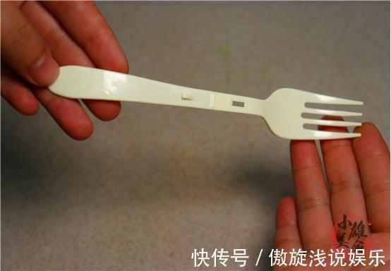 吃完泡面的叉子别扔，放在卫生间里，用处多多
