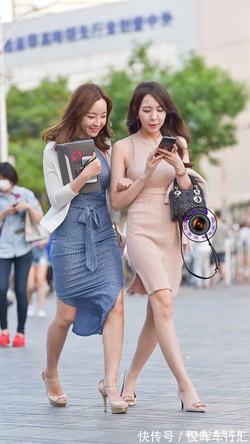 美女 闺蜜逛街,穿同款针织连衣裙搭配高跟鞋,虽然气质不同但都很美