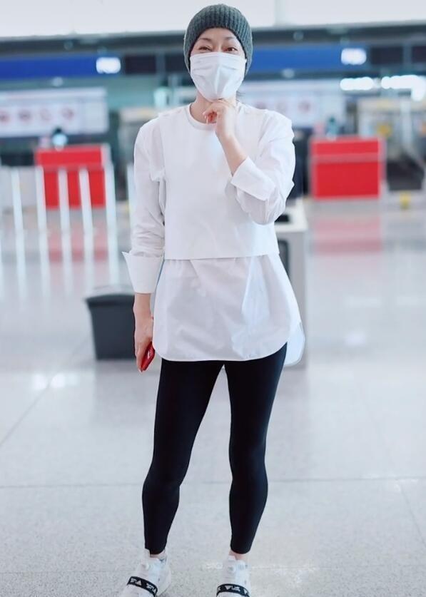 极简|毛阿敏真是“阿姨圈顶流”,白上衣配紧身裤干净利落,简约大气