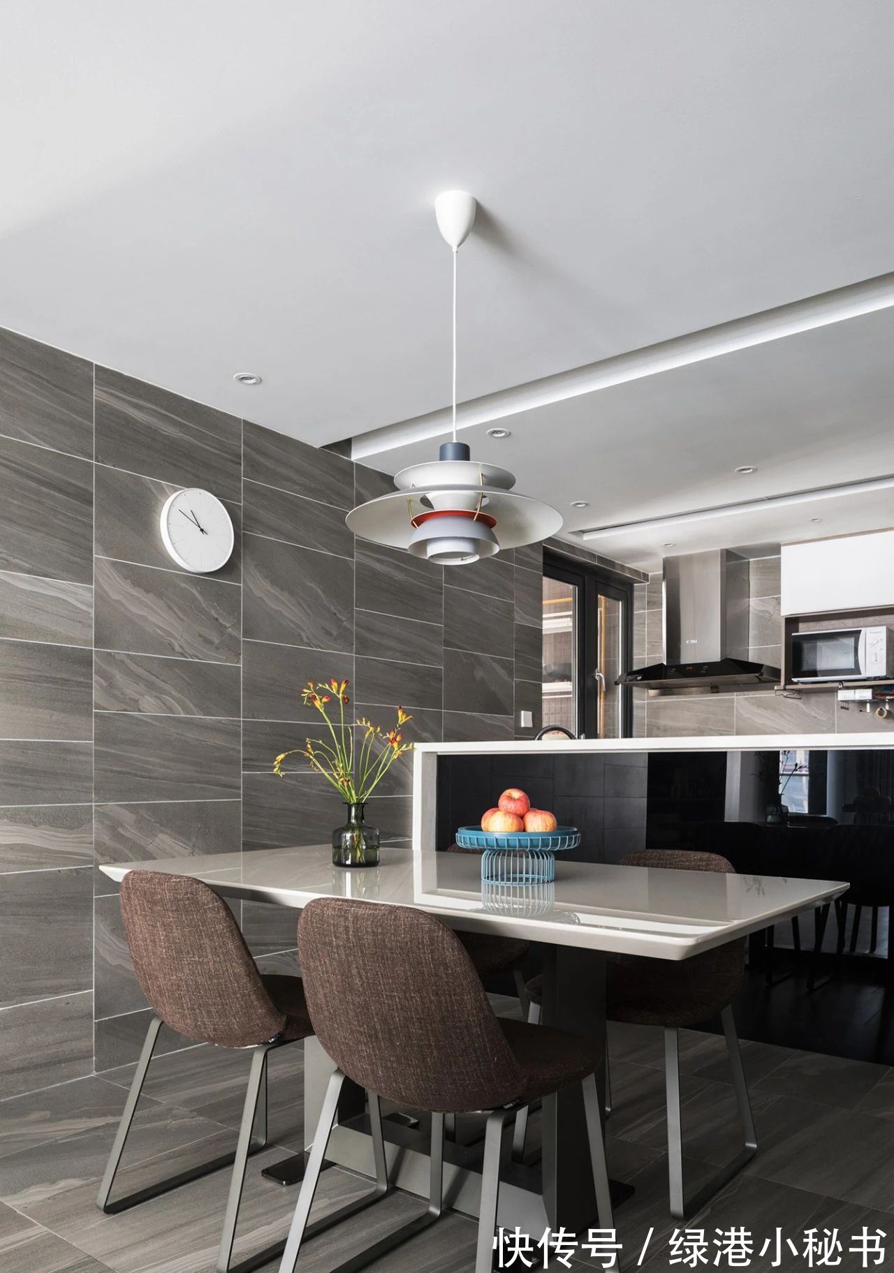 装饰画|装修案例欣赏:通透感很强的清冷系居家设计,高级又有个性!