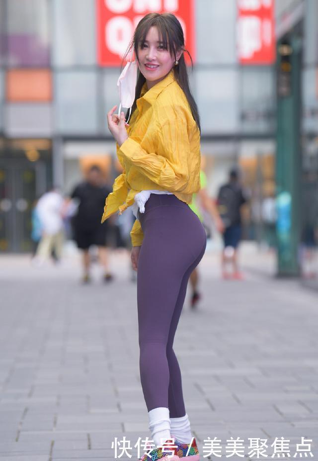 秋季|秋季时尚混搭风,选择紫色瑜伽裤,搭配黄衬衫帅气又好看!
