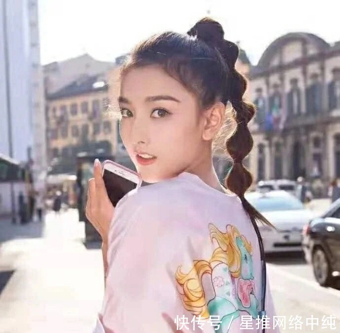 丸子头|日常简约百搭发型,丸子头多种多样凸显气质,这一款很适合夏天