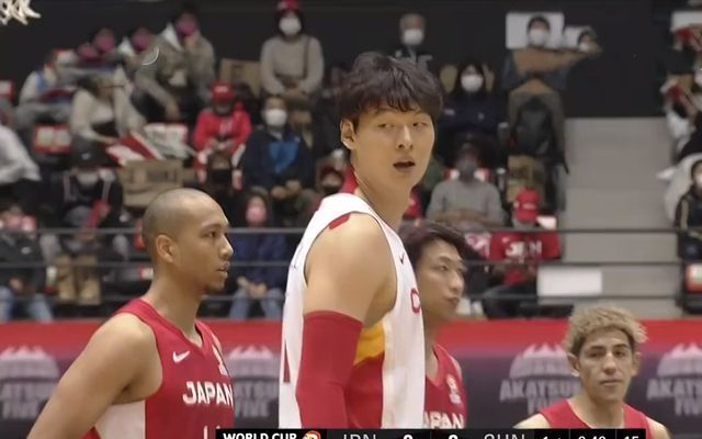 中国队|张本天杰又使坏引争议!中国男篮半场领先24分,赵睿14分强硬回击