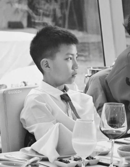 霸總|康康在《爸爸去哪兒》一出場就是“霸總”，其實他兒時也很可愛