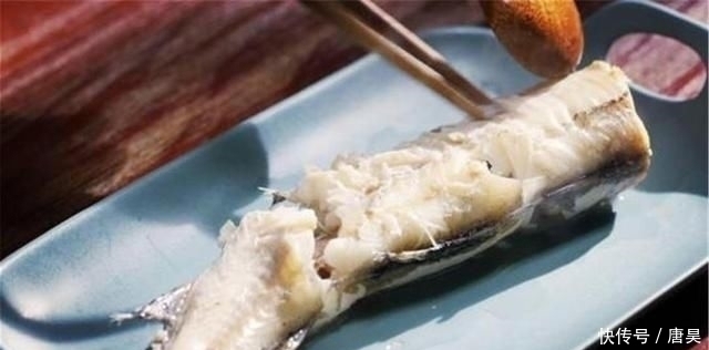 父母|3岁儿子鱼刺卡喉咙，父母的两个举动，连医生都称赞很专业