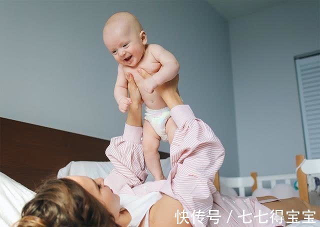 发育|宝宝总用手打自己头?儿科专家:宝宝发育关键期,千万别大意!