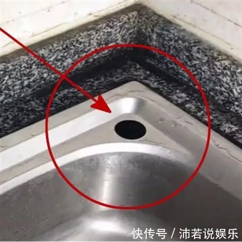 水槽|洗了十年碗才发现水槽边有个孔,一半人空着不用,聪明人悄悄用