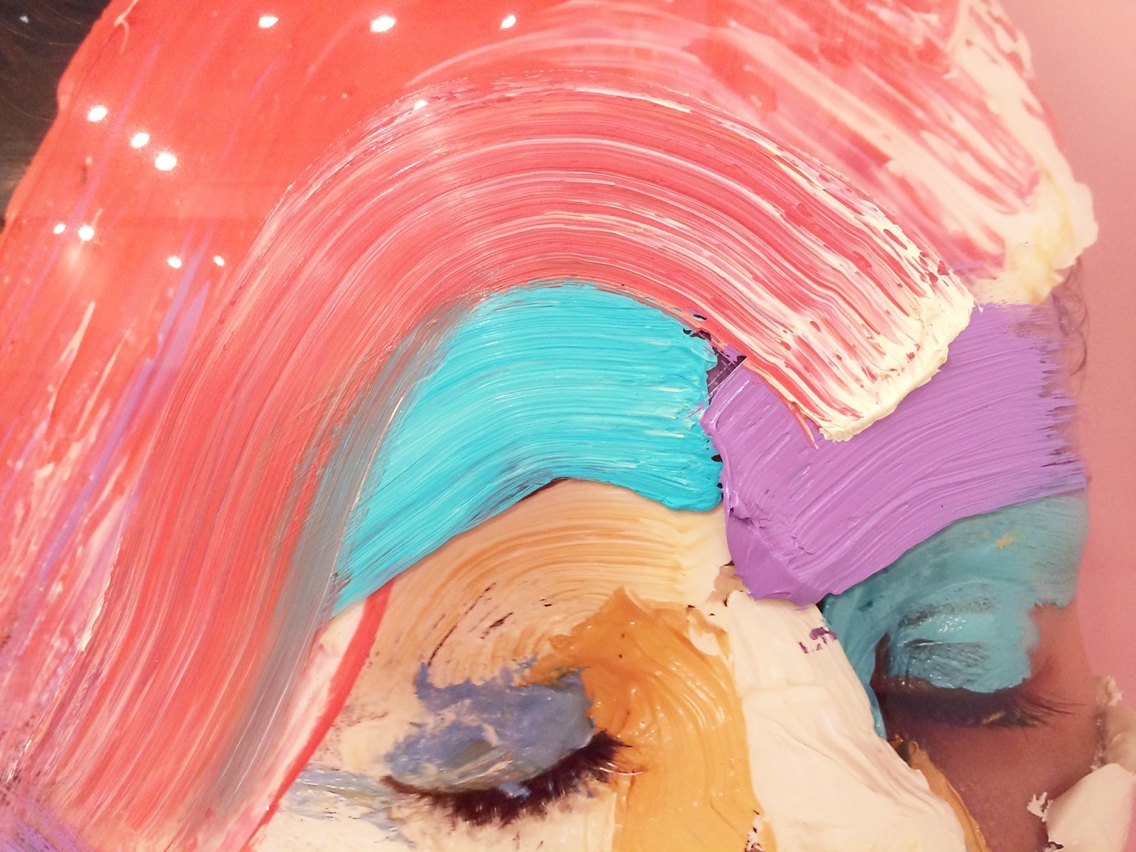 索菲·德里克@你见过在画布上画画的，可你见过在自己头上画油画的吗