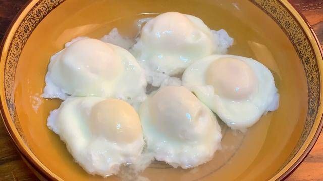煮荷包蛋时,总有白沫还会散?厨师长教您1招,完整圆润不粘锅