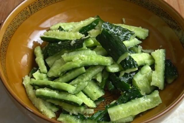 黄瓜和腐竹真是绝配，简单2步做一盘开胃菜，热天拿肉也不想换