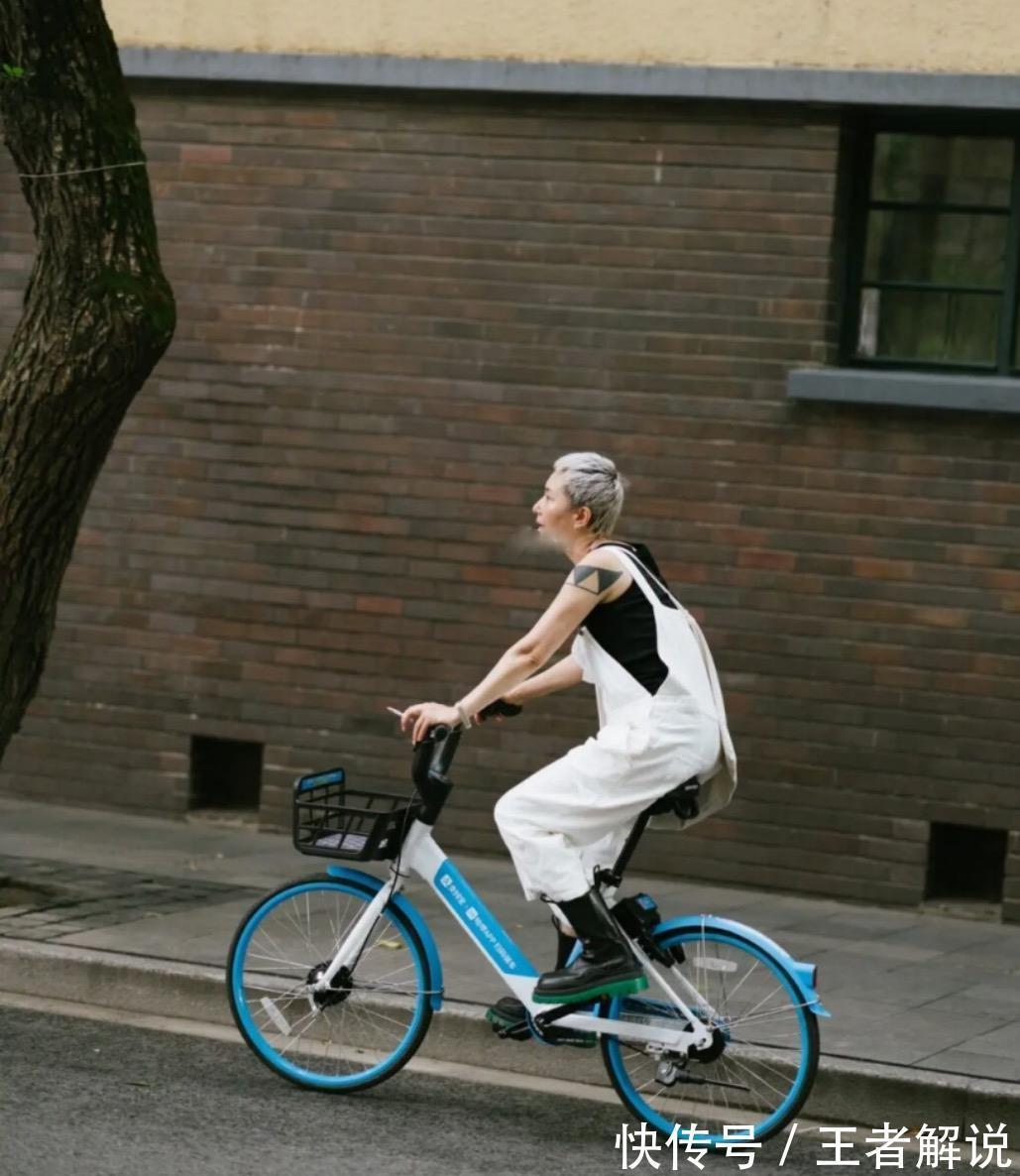 单车|60岁上海奶奶真时髦!穿背带裤骑单车出门,头上裹块花头巾好拉风