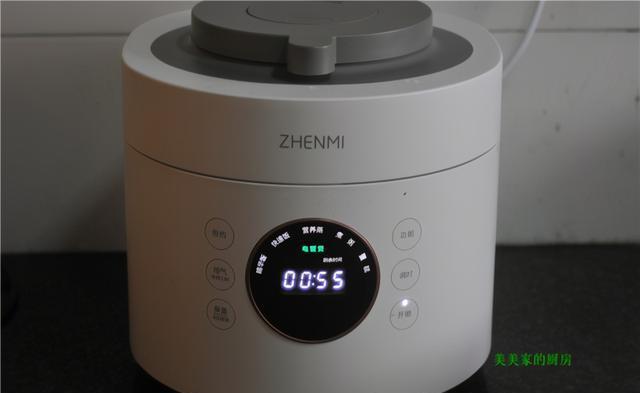 腊肠焖饭|天冷爱做懒人饭,有肉有菜味道好,热热乎乎一大锅,营养真齐活