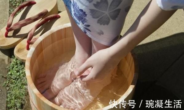 红糖水|天然“泡脚药”被找到,水中加一点温经更通络,养生效果“赞”!