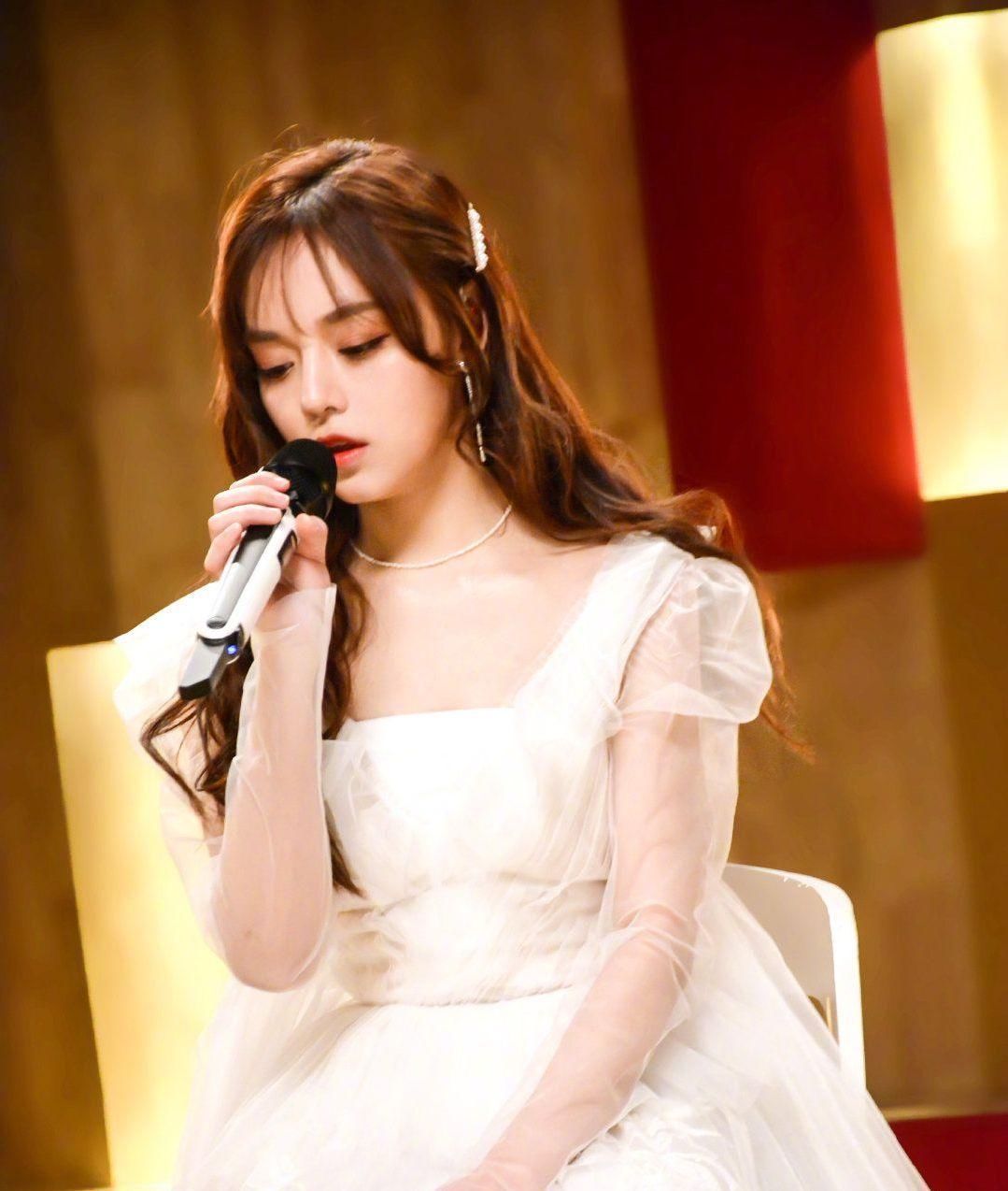 黄霄云|华晨宇、周深、米希亚形成分水岭,《歌手》舞台逐渐开始划分档次